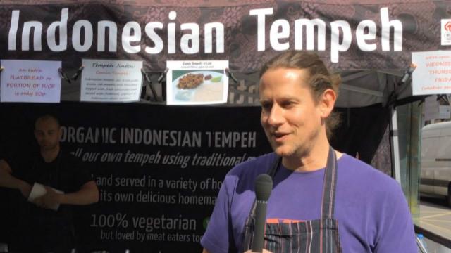 bule jual tempe di inggris