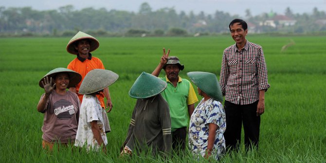 Presiden Joko Widodo bersama para petani