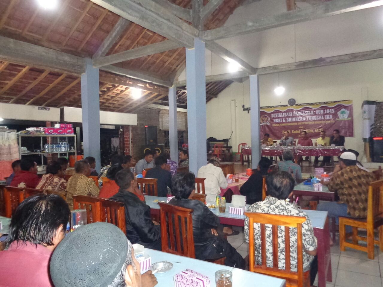 KONSTITUSI DAN UPAYA PENANGGULANGAN KEMISKINAN