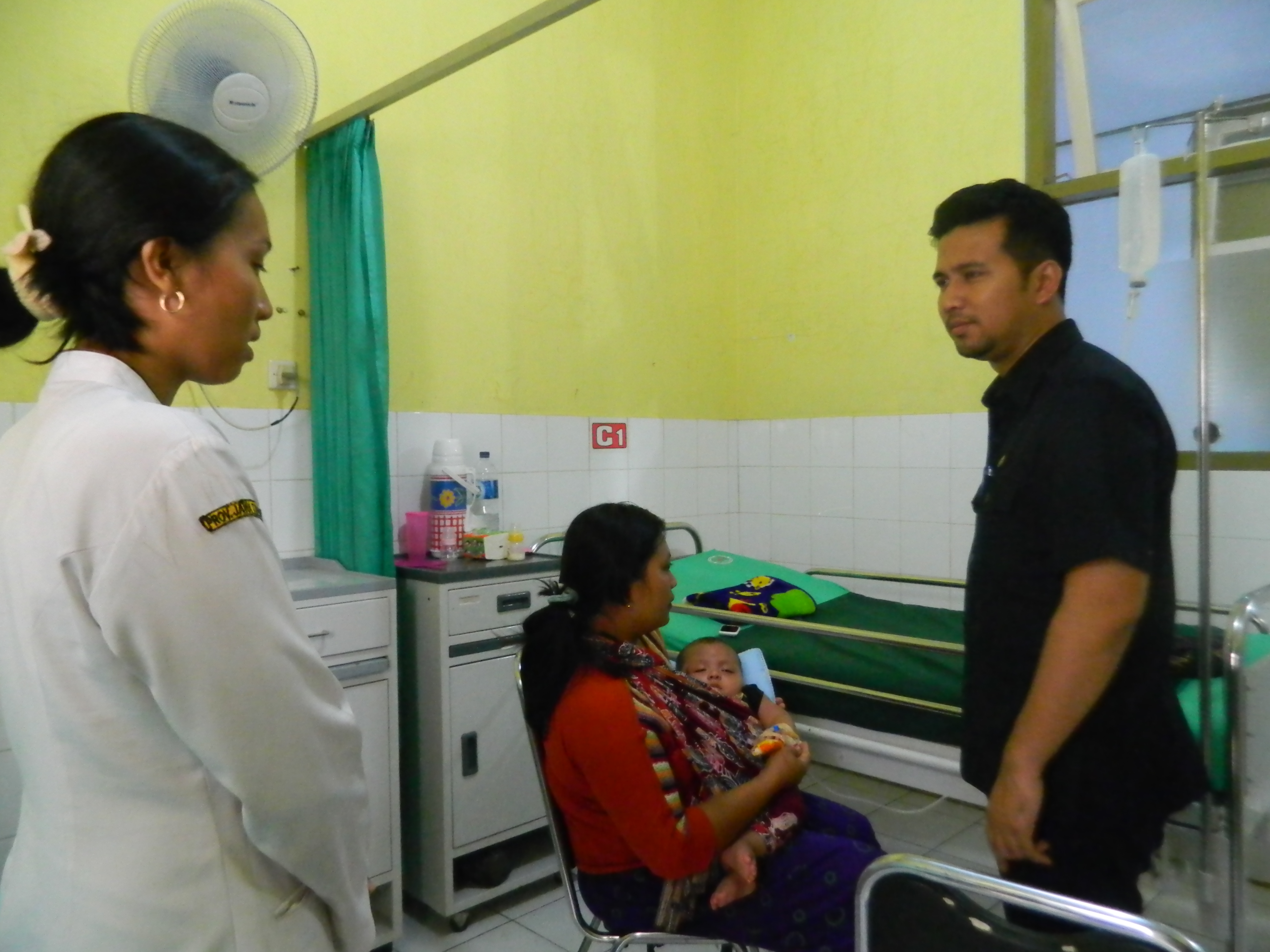 Emil Dardak Sambangi Korban Bencana Tanah Longsor