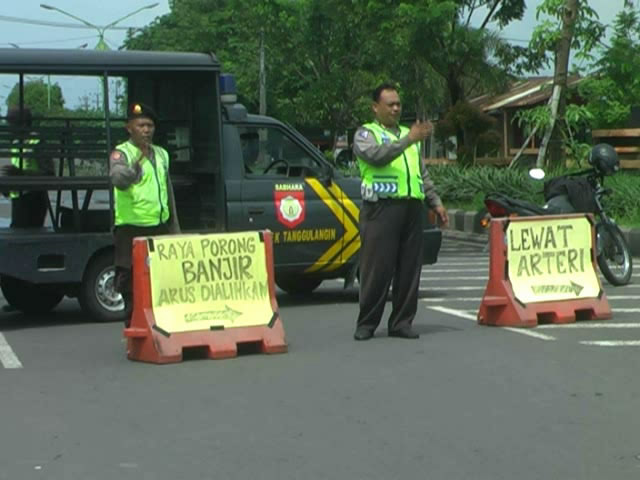Hujan Deras Sempat Menyebabkan Raya Porong Tergenang Banjir, Sementara Itu Tanggul Lumpur Yang Jebol Sudah Diatasi Oleh BPLS