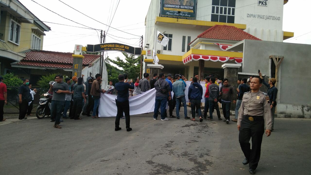 Terkait Terorisme, Massa Geruduk Kantor PKS Jateng