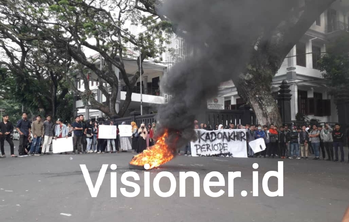 Kecewa Dengan Kepemimpinan Jokowi-JK, Singa Jalanan HMI Cabang Malang Jebol Pintu DPRD Kota Malang