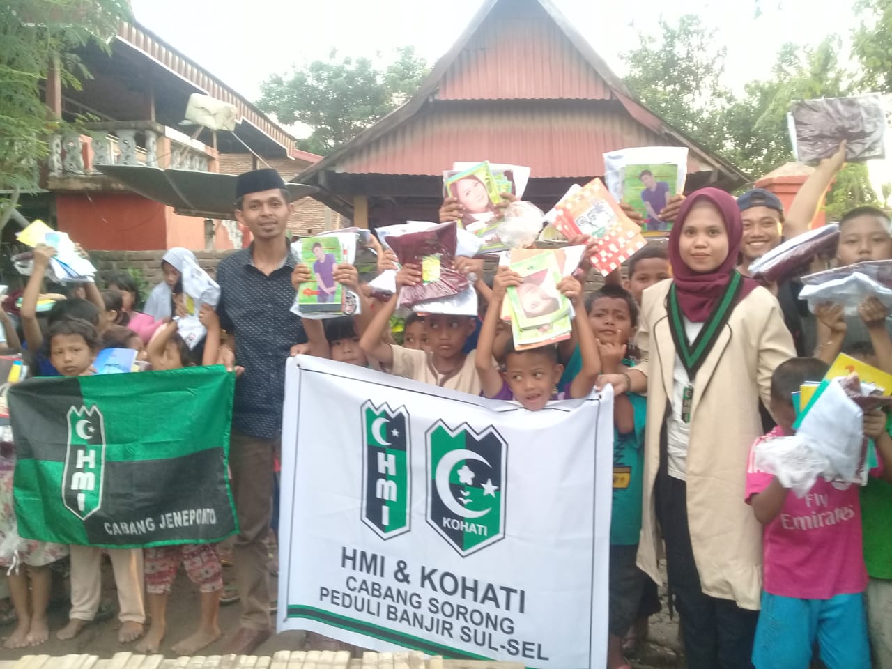 HMI dan KOHATI Cabang Sorong Serta HMI dan KOHATI Cabang Kendari Bantu Anak-Anak SD Yang Terkena Banjir di Jeneponto