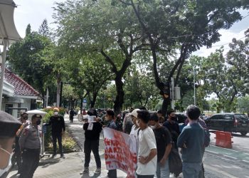 Demo di Balai kota DKI Jakarta, Pemuda Meminta Anies Baswedan Copot Dirut PT. TransJakarta