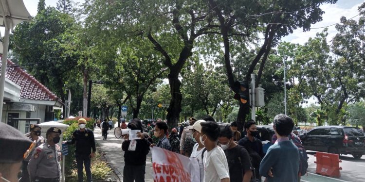 Demo di Balai kota DKI Jakarta, Pemuda Meminta Anies Baswedan Copot Dirut PT. TransJakarta