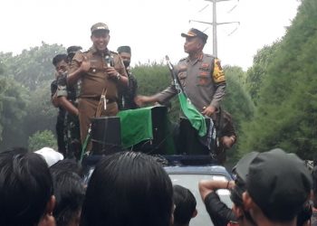 Pagar DPRD Kota Bekasi Jebol, Massa Aksi HMI Bekasi di Temui Plt Walkot Bekasi