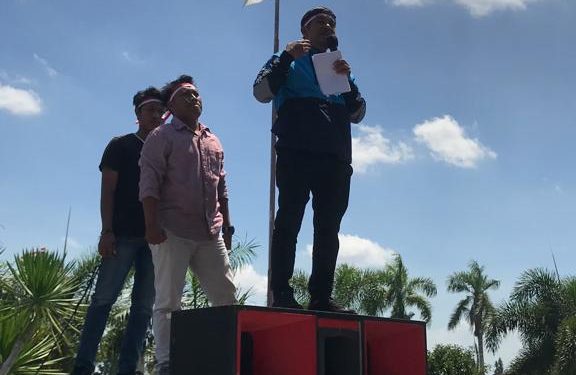 Jangkar Lobar Geruduk Kantor DPRD Lombok Barat Dugaan Pelanggaran Administrasi