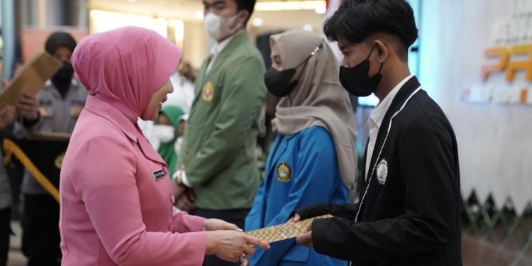 PMJ Bagikan Bantuan Pendidikan di HUT