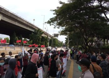 Gedung Kanwil DJP Jakarta Utara Didemo Massa Aksi GERAM Terkait Pemerasan Oknum Pegawai