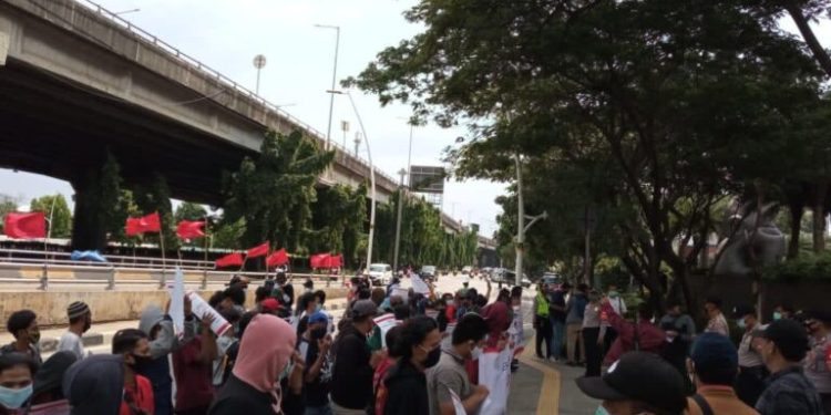 Gedung Kanwil DJP Jakarta Utara Didemo Massa Aksi GERAM Terkait Pemerasan Oknum Pegawai