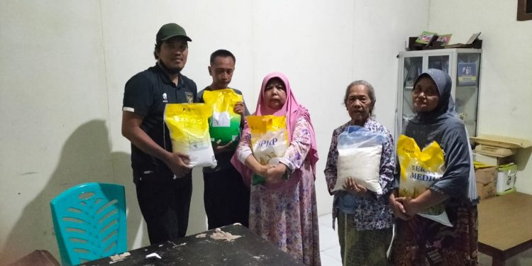 Harga Pangan Melonjak, Fungsionaris DPD Partai Golkar Kota Malang Korcam Sukun Bagikan Sembako Gratis Jelang Ramadhan