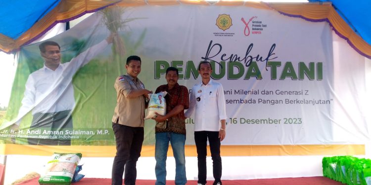 Bagi-bagi Bibit dan Alsintan, Gempita Serukan Milenial dan Gen Z Bertani