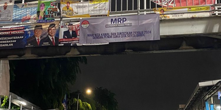 Masyarakat Ramah Pemilu Mengajak Seluruh Warga Sukseskan Pemilu 2024 Dengan Pasang Spanduk