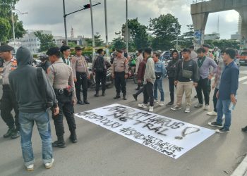 Demo di Depan Mabes Polri, Mahasiswa Minta Kapolri Mundur dari Jabatannya