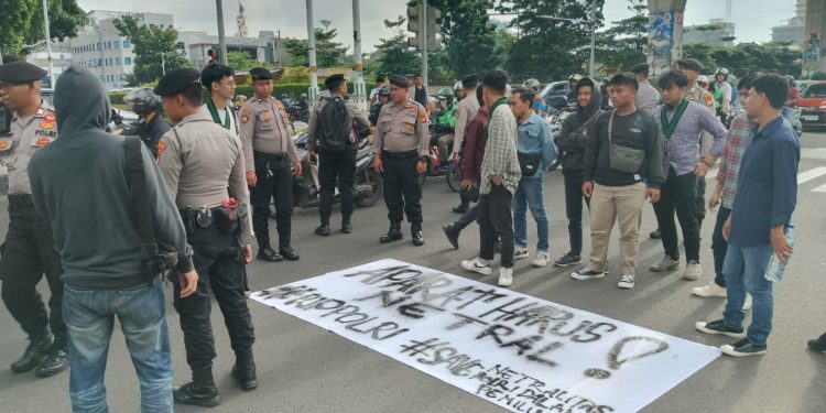 Demo di Depan Mabes Polri, Mahasiswa Minta Kapolri Mundur dari Jabatannya