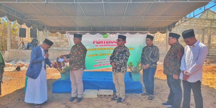 Kementerian Agama Provinsi NTT Serahkan 2 IJOP Pendirian Madrasah di Pulau Semau