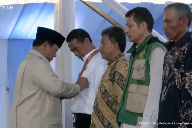 Prabowo anugerahi bintang jasa kepada Amran hingga petani di Karawang