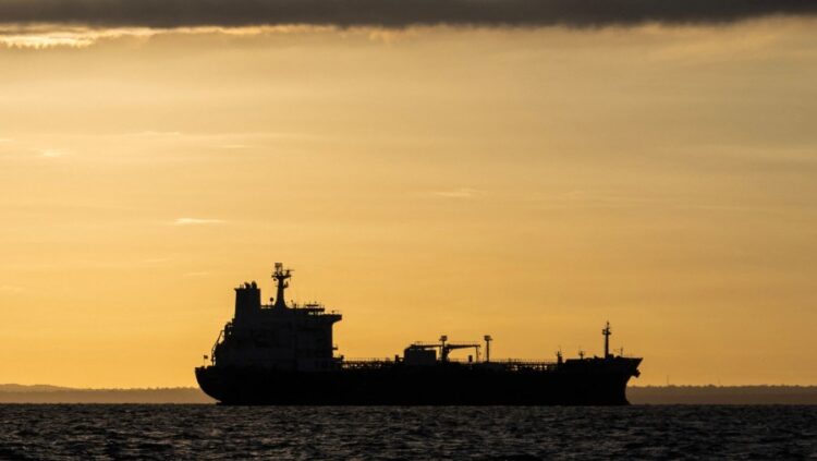 Krisis Iran Ganggu Selat Hormuz, Harga Minyak Melonjak Tajam