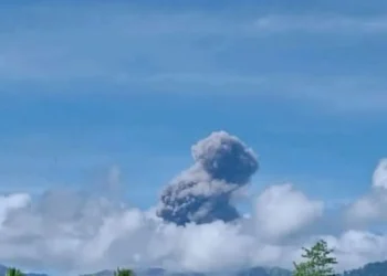 Gunung Dukono Maluku Utara erupsi Senin, lontarkan abu 1.000 meter