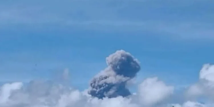 Gunung Dukono Maluku Utara erupsi Senin, lontarkan abu 1.000 meter