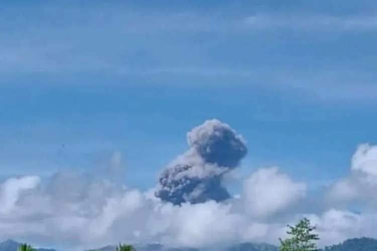 Gunung Dukono Maluku Utara erupsi Senin, lontarkan abu 1.000 meter