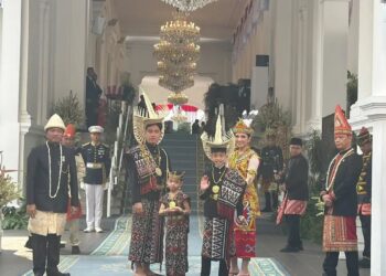Gibran Pakai Baju Adat Rote di Upacara HUT ke-81, Simbol Solidaritas untuk NTT