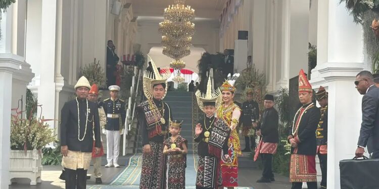 Gibran Pakai Baju Adat Rote di Upacara HUT ke-81, Simbol Solidaritas untuk NTT