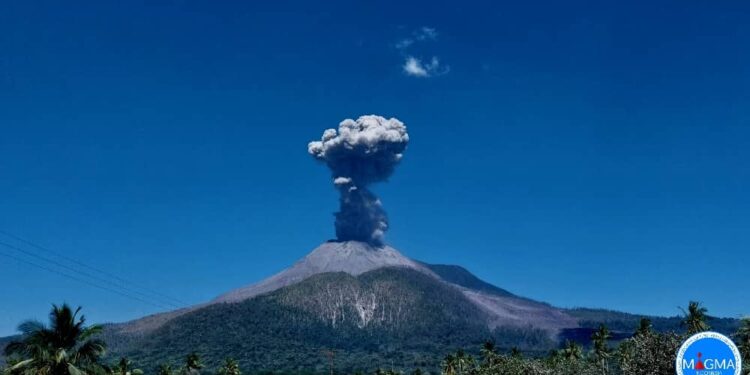 Gunung Lewotobi Laki-laki Erupsi, 36 Kali Gempa Letusan dan Letusan Abu Setinggi 1.000 Meter