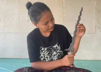 Kisah Sisil, Empu Keris Perempuan Satu-satunya di Sumenep: “Saya Meneruskan Warisan Leluhur”