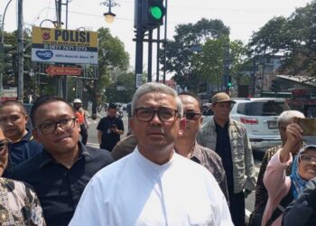 Ojol Ungkap Kejanggalan Penebangan Pohon di Jalan Riau Bandung, Dilakukan Tengah Malam
