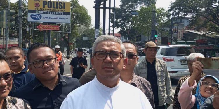 Ojol Ungkap Kejanggalan Penebangan Pohon di Jalan Riau Bandung, Dilakukan Tengah Malam