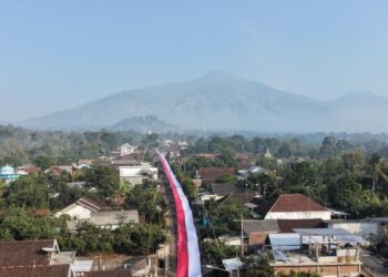 Dijahit selama 3 Bulan, Bendera Merah Putih 600 Meter Membelah Kaki Gunung Arjuno