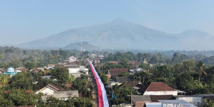 Dijahit selama 3 Bulan, Bendera Merah Putih 600 Meter Membelah Kaki Gunung Arjuno