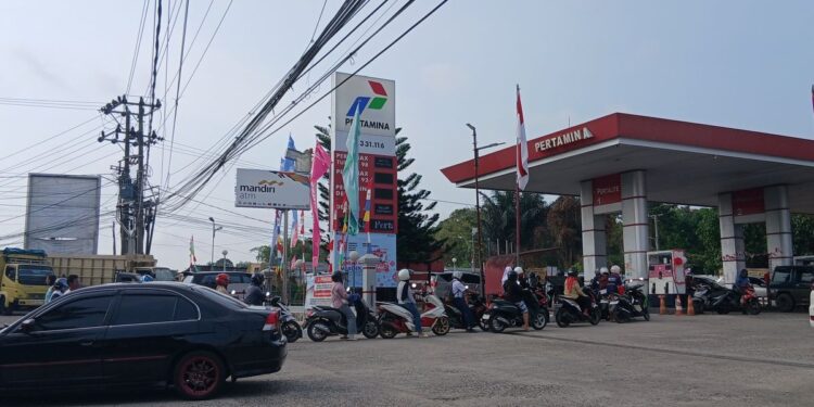 Antrean BBM Subsidi Warnai Momen HUT RI di Pangkalpinang