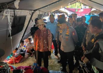 Kapolri dan Titiek Soeharto Tinjau Pengungsi Gempa di Manggarai, Pastikan Bantuan Terus Mengalir
