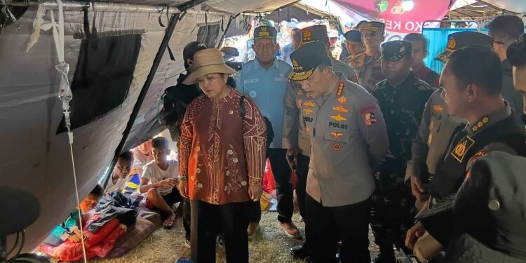 Kapolri dan Titiek Soeharto Tinjau Pengungsi Gempa di Manggarai, Pastikan Bantuan Terus Mengalir