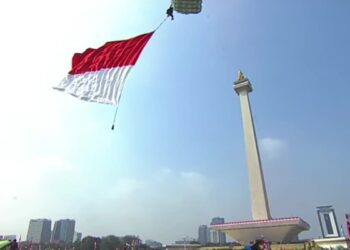 17 Penerjun Kopassus Kibarkan Merah Putih Raksasa di Langit Jakarta dalam Victory Jump HUT ke-81 RI