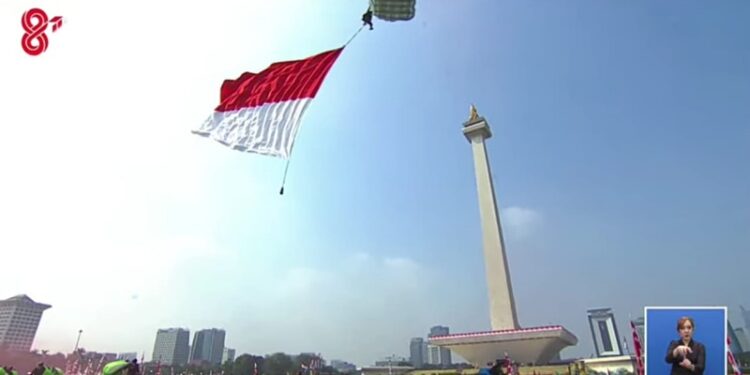 17 Penerjun Kopassus Kibarkan Merah Putih Raksasa di Langit Jakarta dalam Victory Jump HUT ke-81 RI