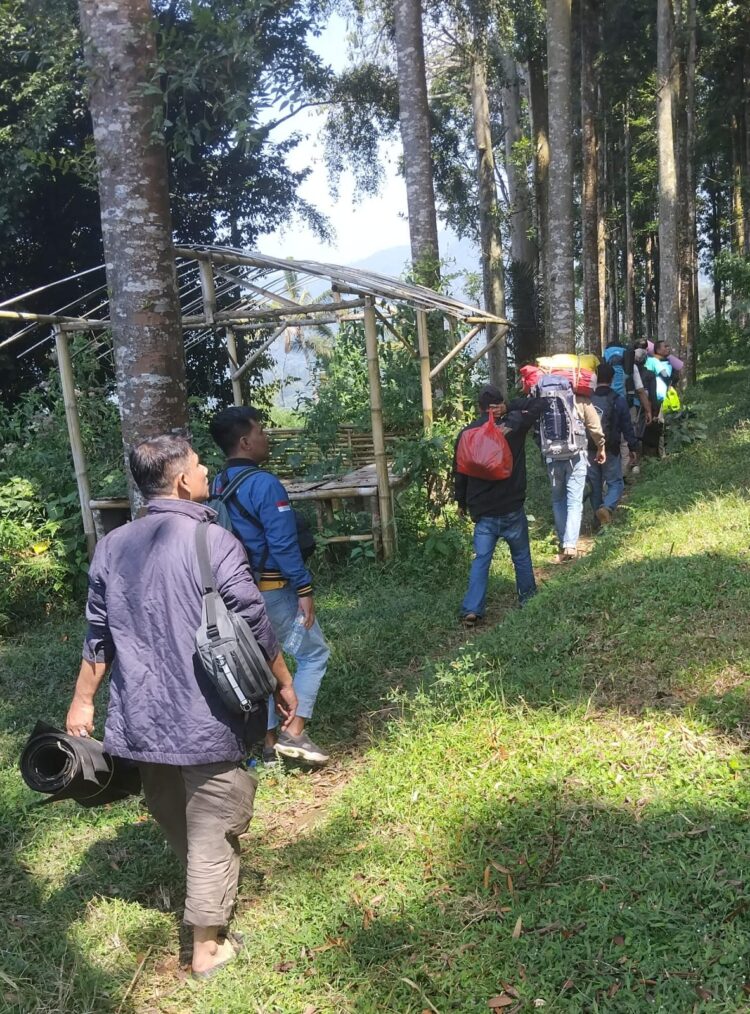 MENJAGA HUTAN, MENGHIDUPKAN DESA: Gerakan “Hutan Asuh” Girijaya Menyulap Camping Ground Menjadi Laboratorium Konservasi