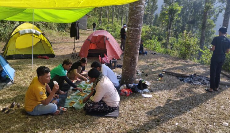 MENJAGA HUTAN, MENGHIDUPKAN DESA: Gerakan “Hutan Asuh” Girijaya Menyulap Camping Ground Menjadi Laboratorium Konservasi