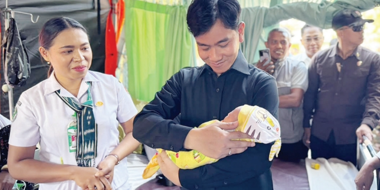 Wapres Gibran Gendong Bayi Korban Gempa di Flores, Janji Bantu Biaya Kuliah Hingga Selesai