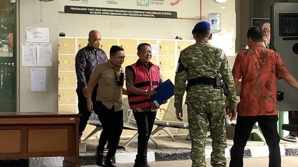 Febrie Adriansyah Diperiksa Tim 9, Kenakan Baju Oranye Khas Tahanan KPK