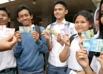 Awal Pekan Rupiah Dibuka Naik, Tinggalkan Level Rp18.000 per Dolar AS