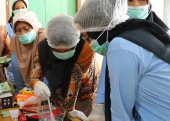 Warga Lugusari Dilatih Membuat Plester Herbal dari Kunyit dan Sambiloto