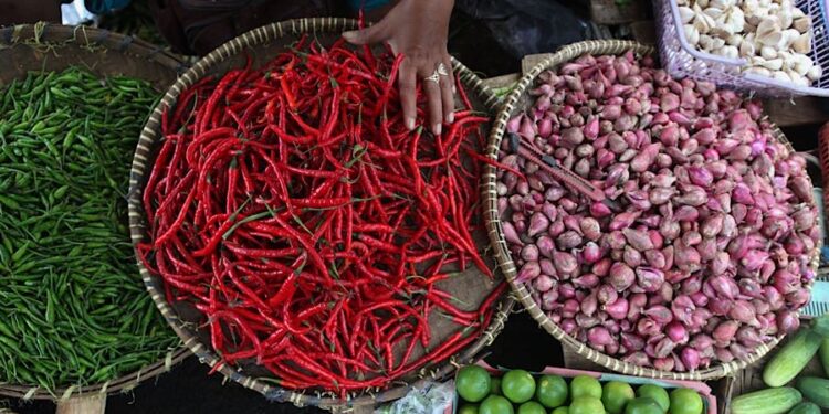 Harga Cabai & Beras Naik Akhir Pekan Ini, Cabai Rawit Merah Nyaris Rp60.000