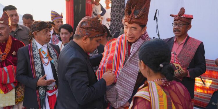 Gelar Kehormatan dan Adat Berdatangan untuk Jokowi: Pengakuan Internasional hingga Legitimasi Kultural