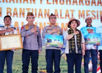 Kapolri dan Ketua Komisi IV Serahkan Bantuan Traktor ke Masyarakat, Dukung Swasembada Pangan