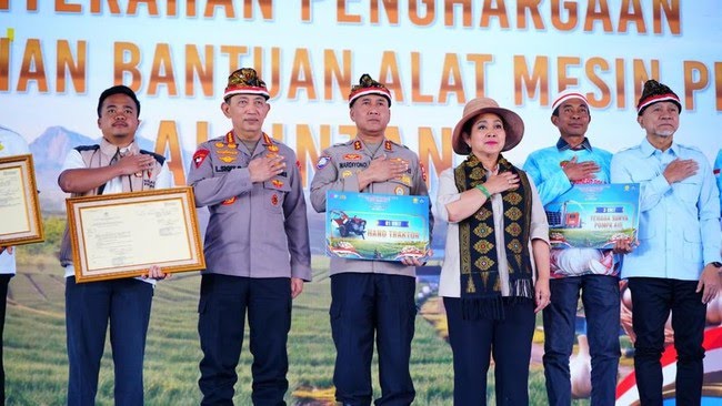 Kapolri dan Ketua Komisi IV Serahkan Bantuan Traktor ke Masyarakat, Dukung Swasembada Pangan