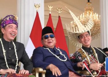 Momen Hangat Prabowo, Jokowi, dan Gibran Tampak Mesra